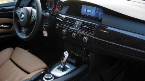 Vraag een willekeurige autoliefhebber naar een kernachtige omschrijving van een BMW. Grote kans dat sportiviteit, rijdersauto n achterwielaandrijving niet zullen ontbreken in het relaas. De Fnfer