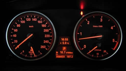 Vraag een willekeurige autoliefhebber naar een kernachtige omschrijving van een BMW. Grote kans dat sportiviteit, rijdersauto n achterwielaandrijving niet zullen ontbreken in het relaas. De Fnfer