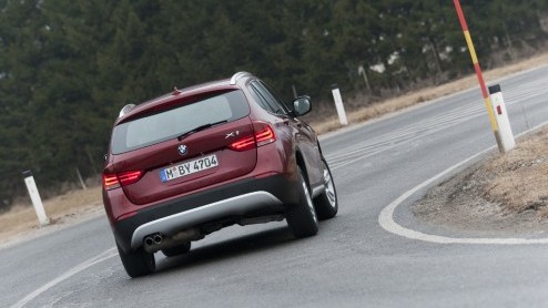 De lijfspreuk van BMW, Freude am Fahren, wordt mede mogelijk gemaakt door de heerlijke zes-in-lijn motoren van de fabrikant. Wat blijft daar nog van over in de X1 met de nieuwe xDrive 28i krachtbron,