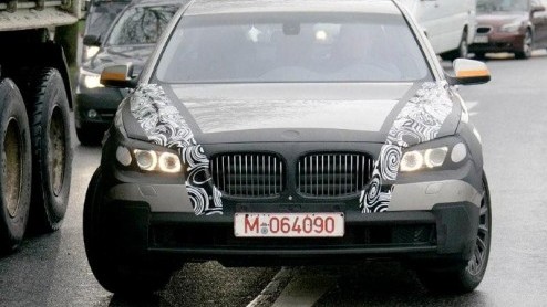 Terwijl we de laatste tijd veel van de BMW 5-serie horen, hebben alerte fotografen ook al de 7-in het vizier. Deze S-klasse-concurrent reed vandaag in Mnchen en wat direct opvalt is dat BMWs topmode
