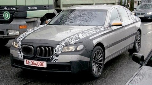 Terwijl we de laatste tijd veel van de BMW 5-serie horen, hebben alerte fotografen ook al de 7-in het vizier. Deze S-klasse-concurrent reed vandaag in Mnchen en wat direct opvalt is dat BMWs topmode