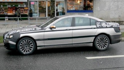 Terwijl we de laatste tijd veel van de BMW 5-serie horen, hebben alerte fotografen ook al de 7-in het vizier. Deze S-klasse-concurrent reed vandaag in Mnchen en wat direct opvalt is dat BMWs topmode