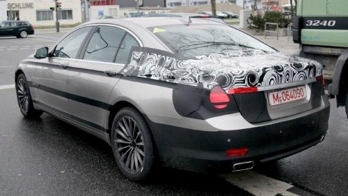 Terwijl we de laatste tijd veel van de BMW 5-serie horen, hebben alerte fotografen ook al de 7-in het vizier. Deze S-klasse-concurrent reed vandaag in Mnchen en wat direct opvalt is dat BMWs topmode