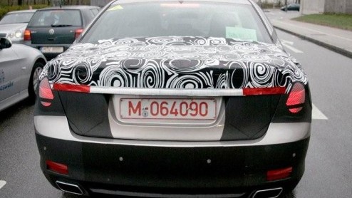 Terwijl we de laatste tijd veel van de BMW 5-serie horen, hebben alerte fotografen ook al de 7-in het vizier. Deze S-klasse-concurrent reed vandaag in Mnchen en wat direct opvalt is dat BMWs topmode