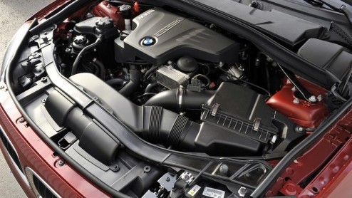 De lijfspreuk van BMW, Freude am Fahren, wordt mede mogelijk gemaakt door de heerlijke zes-in-lijn motoren van de fabrikant. Wat blijft daar nog van over in de X1 met de nieuwe xDrive 28i krachtbron,