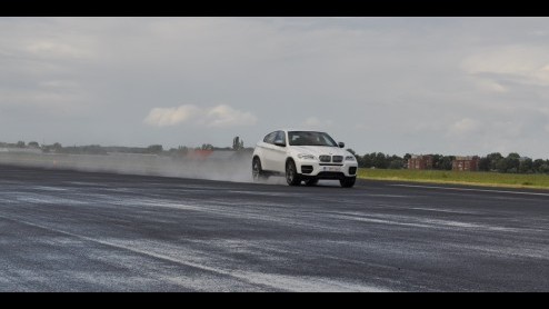 Veel fabrikanten proberen ieder gaatje in hun leveringsprogramma te dichten en BMW vormt daar bepaald geen uitzondering op. Met het nieuwe label M Performance schuiven ze nu een hele lijn tussen hun