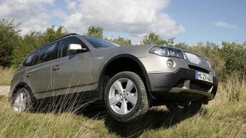 In een moeite door pakt BMW na de complete modelvernieuwing van de X5 ook de X3 aan met een facelift. En kan het SUV-gamma van BMW er dus weer tegen.