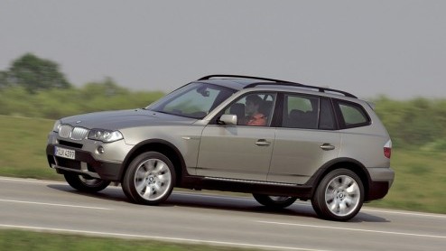 In een moeite door pakt BMW na de complete modelvernieuwing van de X5 ook de X3 aan met een facelift. En kan het SUV-gamma van BMW er dus weer tegen.