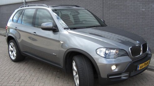 De BMW X5 is d grote hit van BMW. Het merk had in 1999 al snel hun antwoord op 'de SUV' klaar en dat bleef niet onopgemerkt. Hij staat tegenwoordig bekend als d good looking, sportief rijdende P.C-H
