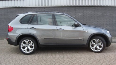 De BMW X5 is d grote hit van BMW. Het merk had in 1999 al snel hun antwoord op 'de SUV' klaar en dat bleef niet onopgemerkt. Hij staat tegenwoordig bekend als d good looking, sportief rijdende P.C-H