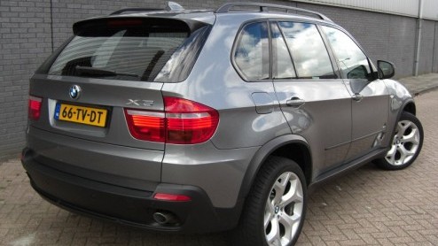 De BMW X5 is d grote hit van BMW. Het merk had in 1999 al snel hun antwoord op 'de SUV' klaar en dat bleef niet onopgemerkt. Hij staat tegenwoordig bekend als d good looking, sportief rijdende P.C-H