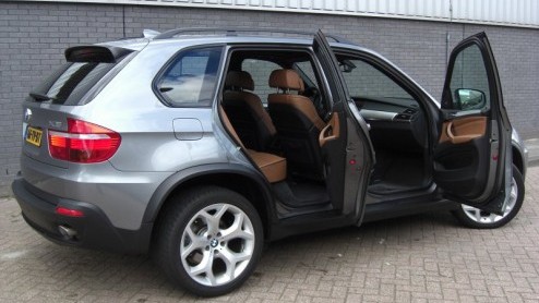De BMW X5 is d grote hit van BMW. Het merk had in 1999 al snel hun antwoord op 'de SUV' klaar en dat bleef niet onopgemerkt. Hij staat tegenwoordig bekend als d good looking, sportief rijdende P.C-H