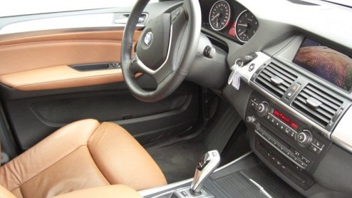 De BMW X5 is d grote hit van BMW. Het merk had in 1999 al snel hun antwoord op 'de SUV' klaar en dat bleef niet onopgemerkt. Hij staat tegenwoordig bekend als d good looking, sportief rijdende P.C-H