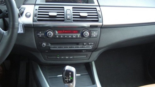 De BMW X5 is d grote hit van BMW. Het merk had in 1999 al snel hun antwoord op 'de SUV' klaar en dat bleef niet onopgemerkt. Hij staat tegenwoordig bekend als d good looking, sportief rijdende P.C-H