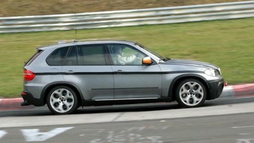 We lieten vorige maand al een scoop zien van de BMW X5 M, maar hij is opnieuw gespot, on track dit keer. Die beelden laten we natuurlijk graag zien!