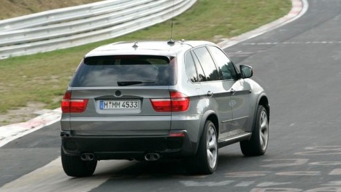 We lieten vorige maand al een scoop zien van de BMW X5 M, maar hij is opnieuw gespot, on track dit keer. Die beelden laten we natuurlijk graag zien!