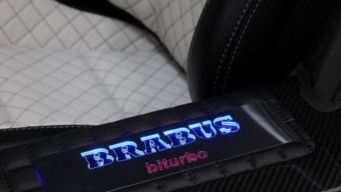 Is de Mercedes-Benz SLS AMG niet snel, krachtig of spannend genoeg? BRABUS weet raad en introduceert de Brabus 700 Biturbo. Met 700 pk en een topsnelheid van 340 km/u. Oef!