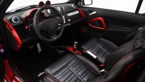 Brabus heeft zich opnieuw uitgeleefd op een fortwo. Na de 'alarmerend' oranje BRABUS Ultimate 112 hebben de heren nu de Ultimate 120 editie gereed. Nog iets sneller maar net zo opvallend. Dit keer is