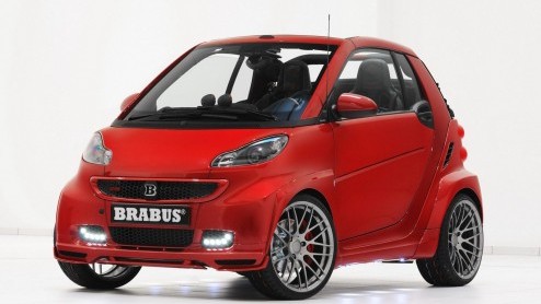 Brabus heeft zich opnieuw uitgeleefd op een fortwo. Na de 'alarmerend' oranje BRABUS Ultimate 112 hebben de heren nu de Ultimate 120 editie gereed. Nog iets sneller maar net zo opvallend. Dit keer is
