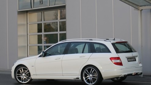 De Mercedes C-Klasse Estate staat nog niet koud bij de dealers, of tuner Brabus heeft zijn interpretatie al in de schijnwerpers staan. Zowel de techniek als de carosserie werd aangepakt. Aanstaande vr