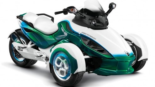 Kennen we Can-Am nog? De fabrikant van snelle driewielige trikes met quad-looks laat van zich horen. Op de Autosalon van Genve gaat het doek van de BRP Can-Am Spyder met hybridetechniek.