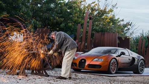 Bugatti en de beroemde Franse beeldhouwer Bernar Venet hebben de handen ineengeslagen. Het resultaat is deze Veyron Grand Sport Venet, die van 5 tot 9 december wordt tentoongesteld in de Rubell Family