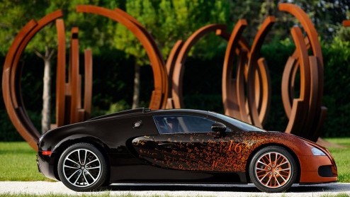 Bugatti en de beroemde Franse beeldhouwer Bernar Venet hebben de handen ineengeslagen. Het resultaat is deze Veyron Grand Sport Venet, die van 5 tot 9 december wordt tentoongesteld in de Rubell Family