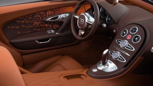 Bugatti en de beroemde Franse beeldhouwer Bernar Venet hebben de handen ineengeslagen. Het resultaat is deze Veyron Grand Sport Venet, die van 5 tot 9 december wordt tentoongesteld in de Rubell Family