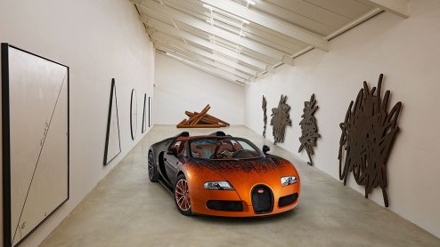 Bugatti en de beroemde Franse beeldhouwer Bernar Venet hebben de handen ineengeslagen. Het resultaat is deze Veyron Grand Sport Venet, die van 5 tot 9 december wordt tentoongesteld in de Rubell Family