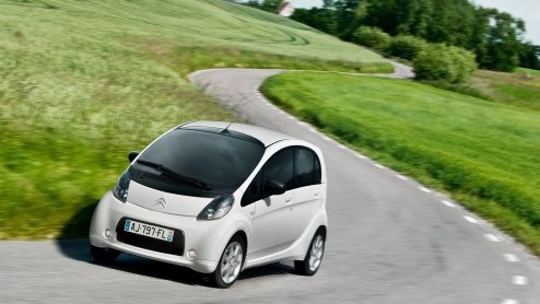 Citron is in staat de C-ZERO goedkoper te produceren. De compacte elektrische auto is nu leverbaar vanaf 29.393 euro. Daarnaast gaat Citron samenwerken met The New Motion, een organisatie die zich h