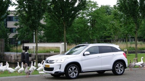 De samenwerking tussen PSA (Peugeot en Citron) en Mitsubishi heeft opnieuw een bastaard opgeleverd, de C4 Aircross. In hoeverre geven de Fransen hun eigen draai aan deze crossover met Japans DNA? We 