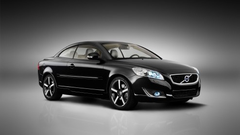 Het zonnetje schijnt. De raampjes gaan open, motorrijders verschijnen weer op de weg en de cabriorooftops worden ingeklapt. Mooi moment voor Volvo om een nieuw model aan haar lijn in dit segment toe t