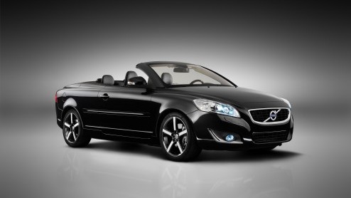 Het zonnetje schijnt. De raampjes gaan open, motorrijders verschijnen weer op de weg en de cabriorooftops worden ingeklapt. Mooi moment voor Volvo om een nieuw model aan haar lijn in dit segment toe t