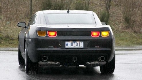Eind vorige maand lieten we al beelden zien van de Chevrolet Camaro, die door sneeuwig landschap zijn testrondes deed. Deze begeerlijke auto moet volgend jaar het levenslicht zien. Hoewel de koplampen