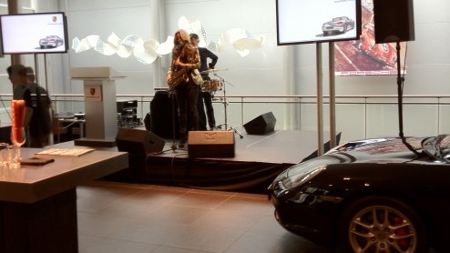 Dik twee maanden nadat hij zijn publieksdebuut maakte op de autosalon van Geneve, heeft de nieuwe Porsche Boxster nu ook de Nederlandse dealers bereikt. Zuiniger en stoerder, tijd voor feestje bij Por
