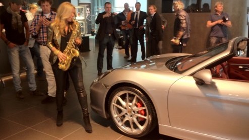 Dik twee maanden nadat hij zijn publieksdebuut maakte op de autosalon van Geneve, heeft de nieuwe Porsche Boxster nu ook de Nederlandse dealers bereikt. Zuiniger en stoerder, tijd voor feestje bij Por