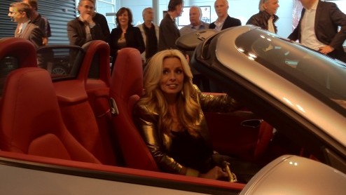 Dik twee maanden nadat hij zijn publieksdebuut maakte op de autosalon van Geneve, heeft de nieuwe Porsche Boxster nu ook de Nederlandse dealers bereikt. Zuiniger en stoerder, tijd voor feestje bij Por
