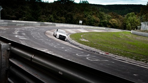 Cadillac onderwerpt momenteel de nieuwe ATS aan intensieve tests. Om alvast een sneak preview van de nieuwe middenklasser te geven hebben de Amerikanen de videocamera mee laten draaien.