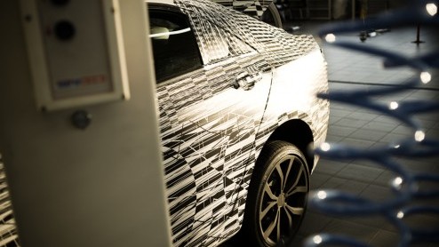 Cadillac onderwerpt momenteel de nieuwe ATS aan intensieve tests. Om alvast een sneak preview van de nieuwe middenklasser te geven hebben de Amerikanen de videocamera mee laten draaien.