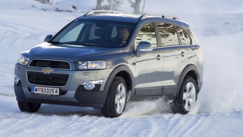 Chevrolet heeft de Captiva vernieuwd en daar horen natuurlijk ook prijzen bij. Met zn nieuwe neus, verse motoren en opgewaardeerd interieur is de zevenzitter met twee- of vierwielaandrijving er nu va