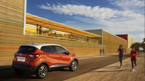 Renault maakt er geen geheim meer van en stelt de Captur voor. Het SUV-broertje van de Clio debuteert live op de Autosalon van Geneve in maart en krijgt zuinige motoren met CO2-uitstoot vanaf slechts