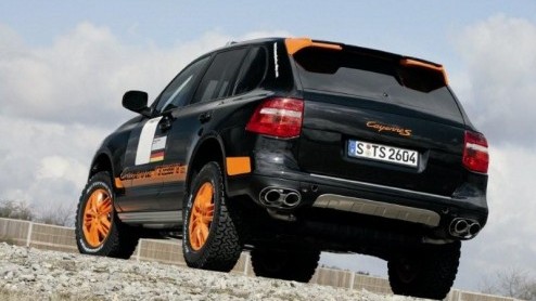 Hoewel de Porsche Cayenne in zowel het terrein als op de weg goed uit de voeten kan, is het voor sommige uitstapjes noodzakelijk om op alles voorbereid te zijn. Voor een van de langste en zwaarste aut