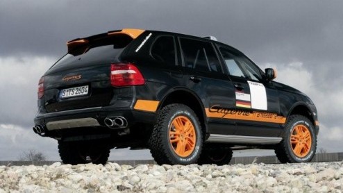 Hoewel de Porsche Cayenne in zowel het terrein als op de weg goed uit de voeten kan, is het voor sommige uitstapjes noodzakelijk om op alles voorbereid te zijn. Voor een van de langste en zwaarste aut