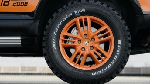 Hoewel de Porsche Cayenne in zowel het terrein als op de weg goed uit de voeten kan, is het voor sommige uitstapjes noodzakelijk om op alles voorbereid te zijn. Voor een van de langste en zwaarste aut