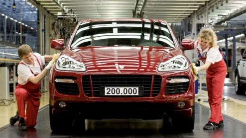 Hoewel het voor vele (Porsche)liefhebbers vloeken in de kerk was, boekt het sportwagen merk behoorlijk veel succes met de Cayenne. Deze sportieve SUV zet de maatstaf als het gaat om de rijeigenschappe