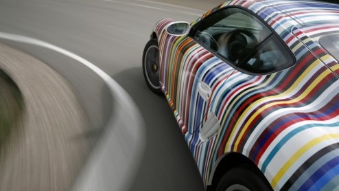 Porsche bestaat 60 jaar! Het merk maakt van deze feestelijke gelegenheid gebruik door een goed doel te trakteren. Onder het motto �Cayman for Kids� zet Porsche voor de Doe Een Wens Stichting Nederland