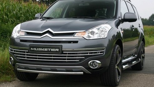 De Duitse tuningfirma Musketier heeft de Citroen C-Crosser aangepakt. Met flink wat spoilerwerk, dubbele uitlaten en motortuning komt deze keurige Fransman ineens heel dreigend over.
