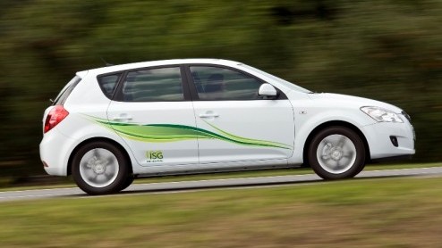 In haar streven naar zuinige autos te ontwikkelen heeft Kia nu de nieuwste troefkaart beschikbaar, het ISG systeem. De Koreanen gaan dit start-stopsysteem leveren op de ceed modellen, waardoor er me
