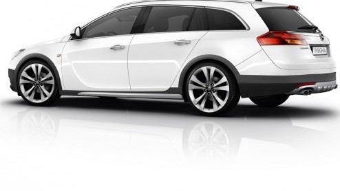 Opel gaat stoer doen met de Insignia, althans zo lijkt het. Er is een foto van een opgeruigde Insignia ST, vermoedelijk met de toevoeging Crossfour. De Passat Alltrack en 508 RXH hebben er een vriendj