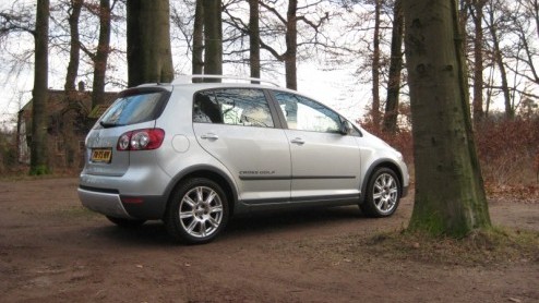 Volkswagen bluft een beetje met haar Cross-modellijn. Met de stoere looks, verhoogde vering en grote wielen lijkt het alsof ze de wereld nog beter aan kunnen. In de praktijk blijft het bij de looks en
